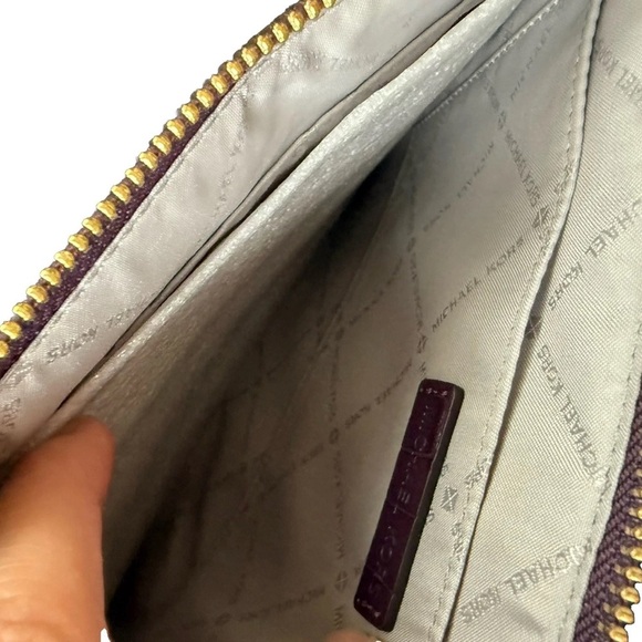 Michael Kors Jet Set Wristlet Purple Embossed crocodile Brand new - Picture 3 of 8